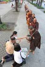 เดินบิณฑ์รอบสนามหลวง (36).JPG