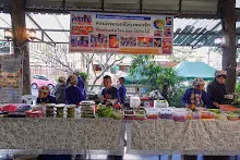 671216 นร.สมุนพระรามไปขายสลัดโรล ที่อุทยานบุญนิยม วันแรก พาณิชย์บุญนิยม 1.jpg