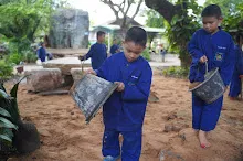 680602 สมุนพระราม และ สสธ.ขนทรายและปรับพื้นที่หน้าเฮือนศูนย์สูญ 98.JPG