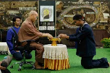 680411 พิธีรับกลด รุ่น กราบลาหลวงปู 14.jpeg