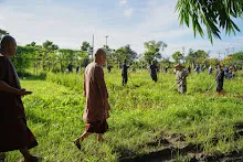 671021 วันบวร รวมสี ถางหญ้า สวนเพื่อฟ้าดิน1.jpg