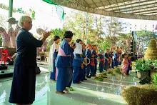 671230 สมุนพระรามแสดงร้องเพลง พิธีเปิดงานเพื่อฟ้าดิน คนมาดูงาน ทำ5ส ทำสวนบ่าย 122.jpg