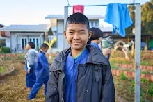 680608 สมุนพระรามเก็บเมล็ดพันธุ์ดอกไม้กินได้ที่สวน ไปขนดินปลูก 38.jpg