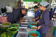 680609 เด็กสมุนพระราม ทำสลัดโรลขึ้นศาลาฉัน 37.JPG
