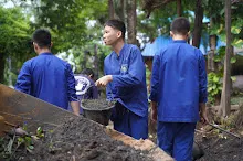 680602 สมุนพระราม และ สสธ.ขนทรายและปรับพื้นที่หน้าเฮือนศูนย์สูญ 69.JPG