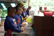 671124 สมุนพระราม ทำสลัดโรลแจก ที่โรงครัวกลาง 174.jpg