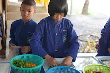 680609 เด็กสมุนพระราม ทำสลัดโรลขึ้นศาลาฉัน 49.JPG