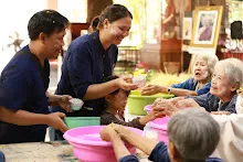 680416 รดน้ำดำหัว วันกตัญญูบูชาบรรพชน 54.JPG