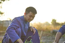 671217 สสธ.และชาวชุมขนไปถอนหญ้า แปลงหอมกระเทียม สวน 255 17.jpg