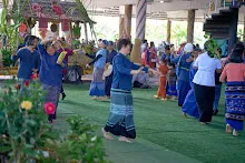 671230 สมุนพระรามแสดงร้องเพลง พิธีเปิดงานเพื่อฟ้าดิน คนมาดูงาน ทำ5ส ทำสวนบ่าย 270.jpg