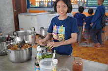 680706 เด็กสมุนพระรามไปเนินพอกิน ร่วมงาน ๙๐ ปี ลุงจำลอง ไปสะพานรถไฟสายมรณะ วัดถ้ำเสือ จามจุรีย์ยักษ์ 27.jpeg