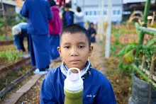 680608 สมุนพระรามเก็บเมล็ดพันธุ์ดอกไม้กินได้ที่สวน ไปขนดินปลูก 35.jpg