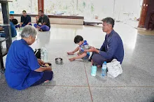 680703 เด็กสมุนพระรามนั่งรถไฟไปปฐมอโศก ร่วมงาน ๙๐ ปี ลุงจำลอง 17.jpeg