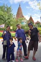 680706 เด็กสมุนพระรามไปเนินพอกิน ร่วมงาน ๙๐ ปี ลุงจำลอง ไปสะพานรถไฟสายมรณะ วัดถ้ำเสือ จามจุรีย์ยักษ์ 234.jpeg