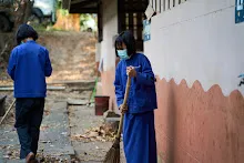 680331 สมุนพระรามทำงานวันบวร ขัดห้องน้ำ กวาดใบไม้อาคารอาชีวะ 19.jpg