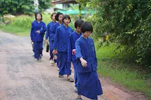 680616 สมุนพระรามไปขุดมันเทศริมมูลและเก็บเมล็ดถั่วลิสงเรี่ยดิน วันบวรกับชาวชุมชนกลุ่มสีส้ม 3.JPG