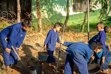 670115 เด็กอนุบาลตุ๊กติ้ว สมุนพระราม ช่วยพ่อไม้ผลทำเรือนเพาะชำ 