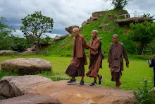 660928 พ่อครูเดินดูน้ำท่วมภายในบ้านราช ดูเฮือนบวร ดูการทำขนมปัง