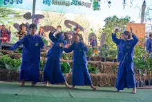 671230 สมุนพระรามแสดงร้องเพลง พิธีเปิดงานเพื่อฟ้าดิน คนมาดูงาน ทำ5ส ทำสวนบ่าย 304.jpg