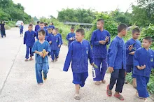 680616 สมุนพระรามไปขุดมันเทศริมมูลและเก็บเมล็ดถั่วลิสงเรี่ยดิน วันบวรกับชาวชุมชนกลุ่มสีส้ม 91.JPG