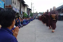 ชาวอโศก ช่วย น้ำท่วม23.JPG