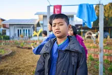 680608 สมุนพระรามเก็บเมล็ดพันธุ์ดอกไม้กินได้ที่สวน ไปขนดินปลูก 37.jpg