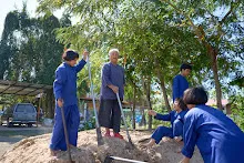 671207 สมุนพระรามทำสวนครอบครัวน่ารัก รดน้ำ เพราะกล้า ถมบ่อ 42.jpg