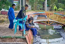 671225 สมุนพระรามเตรียมตัวไปแสดงที่ห้างสุนีย์ ในวันคริสมาสต์ 33.jpg