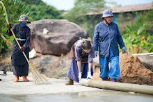 670204 ชาวบ้านราช คุ้มสีเหลือง +ส้ม+ม่วง เทปูนลานสู่สูญ ข้างโคกใต้ดิน