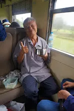 680703 เด็กสมุนพระรามนั่งรถไฟไปปฐมอโศก ร่วมงาน ๙๐ ปี ลุงจำลอง 137.jpeg