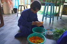 680609 เด็กสมุนพระราม ทำสลัดโรลขึ้นศาลาฉัน 4.JPG
