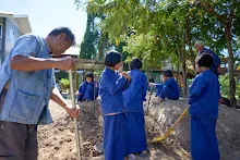 671207 สมุนพระรามทำสวนครอบครัวน่ารัก รดน้ำ เพราะกล้า ถมบ่อ 40.jpg