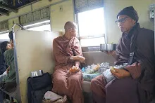 680703 เด็กสมุนพระรามนั่งรถไฟไปปฐมอโศก ร่วมงาน ๙๐ ปี ลุงจำลอง 130.jpeg