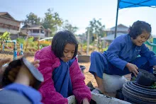 680608 สมุนพระรามเก็บเมล็ดพันธุ์ดอกไม้กินได้ที่สวน ไปขนดินปลูก 123.jpg