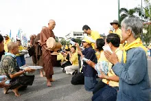 พท+สมณะบิณฑ์ที่งานชุมนุม (36).JPG
