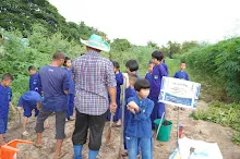 680616 สมุนพระรามไปขุดมันเทศริมมูลและเก็บเมล็ดถั่วลิสงเรี่ยดิน วันบวรกับชาวชุมชนกลุ่มสีส้ม 11.JPG