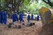 680602 สมุนพระราม และ สสธ.ขนทรายและปรับพื้นที่หน้าเฮือนศูนย์สูญ 113.JPG