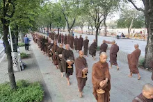 เดินบิณฑ์รอบสนามหลวง (45).JPG