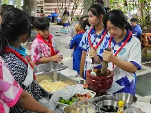 680529 อบรมนักเรียน รร.ขวาวใหญ่วิทยา เรียนรู้การทำอาหารมังสวิรัติ เมนูส้มตำ 31.jpeg