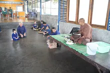 680706 เด็กสมุนพระรามไปเนินพอกิน ร่วมงาน ๙๐ ปี ลุงจำลอง ไปสะพานรถไฟสายมรณะ วัดถ้ำเสือ จามจุรีย์ยักษ์ 32.jpeg