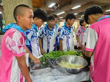680529 อบรมนักเรียน รร.ขวาวใหญ่วิทยา เรียนรู้การทำอาหารมังสวิรัติ เมนูส้มตำ 71.jpeg