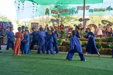 671230 สมุนพระรามแสดงร้องเพลง พิธีเปิดงานเพื่อฟ้าดิน คนมาดูงาน ทำ5ส ทำสวนบ่าย 298.jpg