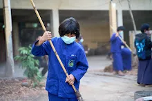 680331 สมุนพระรามทำงานวันบวร ขัดห้องน้ำ กวาดใบไม้อาคารอาชีวะ 16.jpg