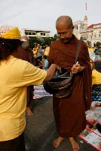 พท+สมณะบิณฑ์ที่งานชุมนุม (33).JPG