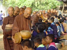 พท+สมณะบิณฑ์ที่งานชุมนุม (100).JPG