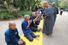 680314 ตักบาตรวันเลี้ยงส่งม.3 ม.6  27.JPG
