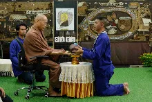 680411 พิธีรับกลด รุ่น กราบลาหลวงปู 2.jpeg