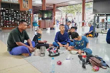 680703 เด็กสมุนพระรามนั่งรถไฟไปปฐมอโศก ร่วมงาน ๙๐ ปี ลุงจำลอง 12.jpeg