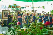 671230 สมุนพระรามแสดงร้องเพลง พิธีเปิดงานเพื่อฟ้าดิน คนมาดูงาน ทำ5ส ทำสวนบ่าย 142.jpg