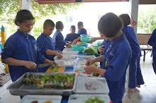 680609 เด็กสมุนพระราม ทำสลัดโรลขึ้นศาลาฉัน 64.JPG
